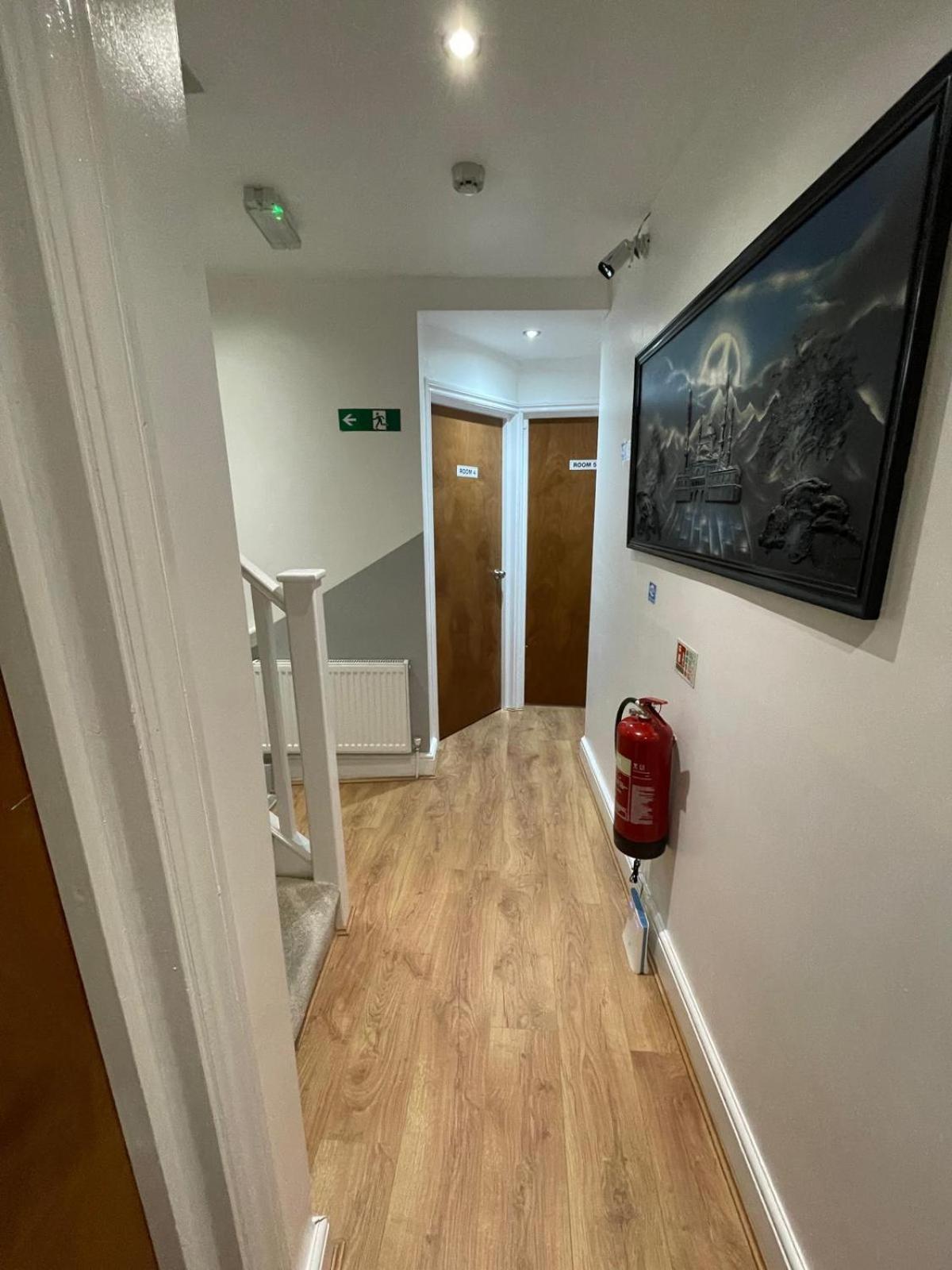 Accommodation Plus Лондон Екстер'єр фото